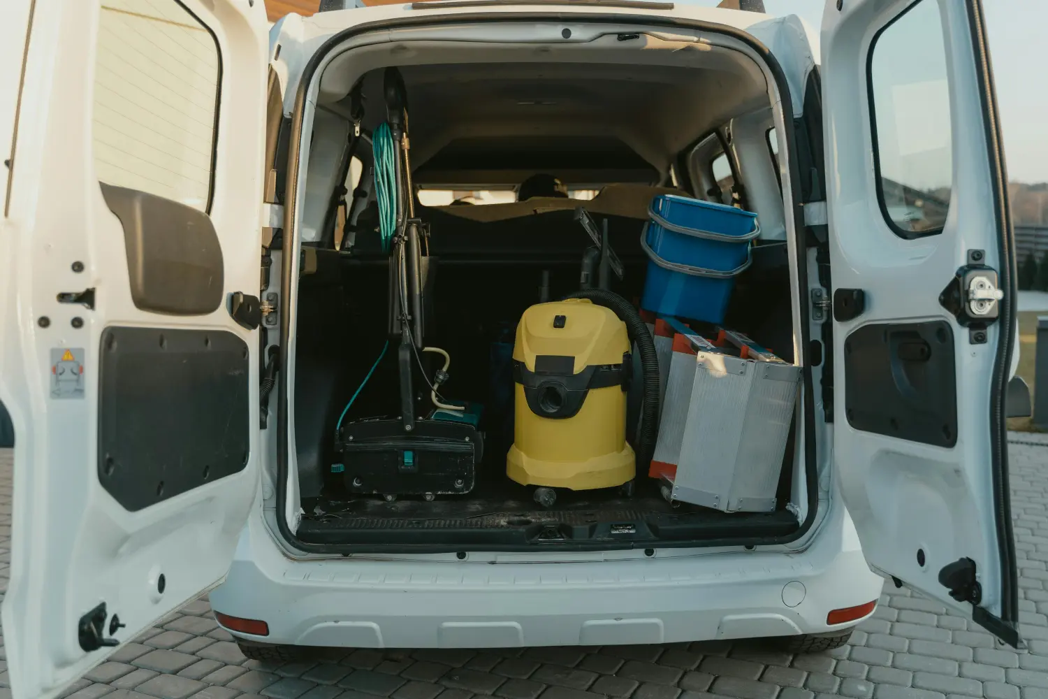 Gepäck von Betreuungsdienst Nguyen in den LKW geladen